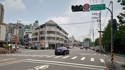 維護行人通行安全-市府持續檢討時段性閃光運作號誌_0