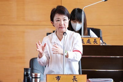鼓勵高齡長者外出配戴發光臂帶-盧市長-守護長輩夜間安全