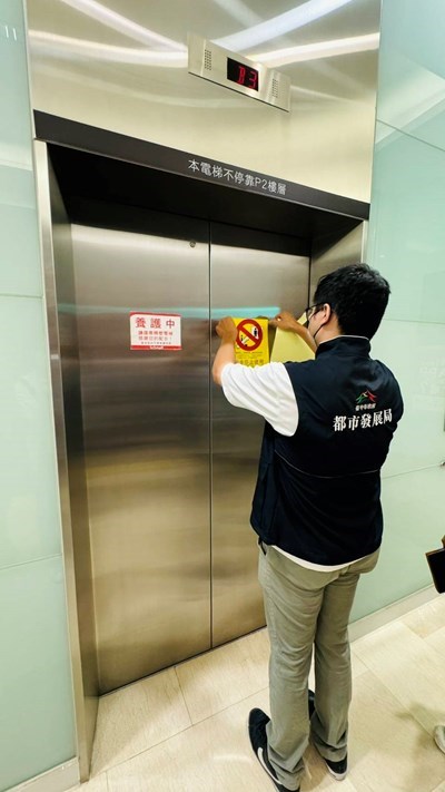 民眾日前受困百貨電梯-中市都發局將全面檢驗該百貨電梯-呼籲建築物所有權人加強電梯保養與安全檢查-5