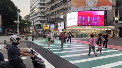 市民廣場周邊尖峰時間人車流高-開車民眾可停放鄰近停車場後再步行前往會場