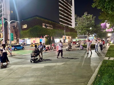 01-市民-有感-升級-台中市民廣場步道優化更順暢-夜間更安全-民眾主動致謝市府貼_0