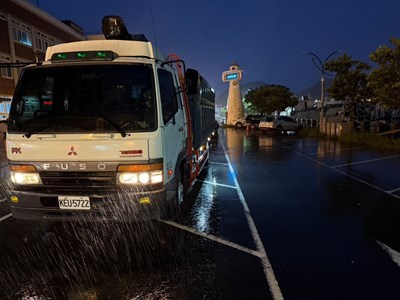 救災過程間歇下著雨-台中隊工作仍不停歇_0