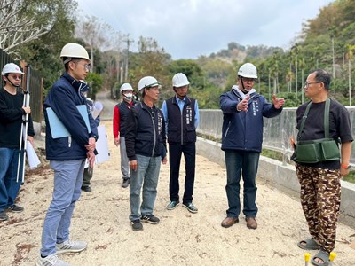 民政局彭副局長-右二-與霧峰區長-桐林里長前往視察桐林里中坑農路下邊坡復建工程