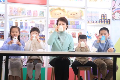 盧市長視察超商兌領機制-確保學童安心喝鮮奶