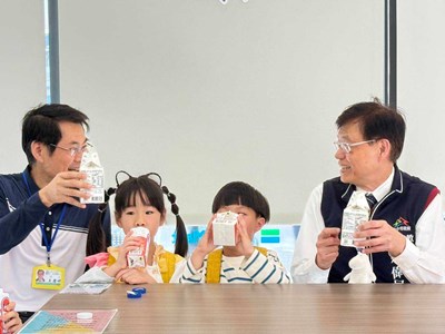 局長-大鵬國小校長與學童一同飲用_0