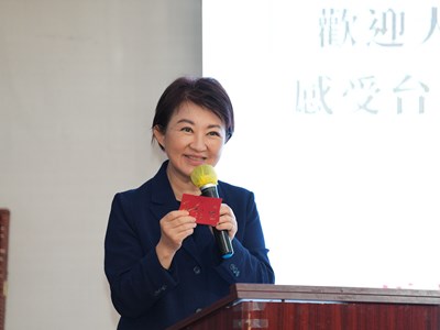 盧市長專程從台灣帶來馬年小紅包向美國僑胞祝賀