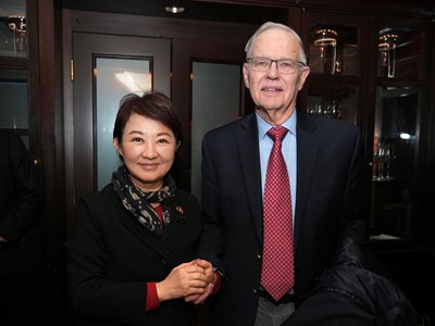 盧市長與-布魯金斯學會-ait前主席卜睿哲-richard-bush-合影