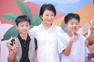 盧市長表揚1-300名模範暨健康兒童-可愛pose配合擺拍-溫馨獻上-市長抱抱-鼓勵學子