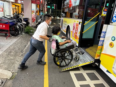 台中公車暖心服務再添佳話-駕駛細心協助輪椅乘客獲肯定