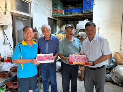 全球台灣客家聯合總會理事陳永和-右2-及楊長能-左2-學習製作新丁粄