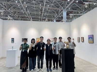 文化局副局長施純福與藝術新聲青年藝術家合影_0