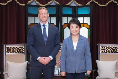 美國無人機產業協會-auvsi-執行長羅賓斯-michael-robbins-與盧市長