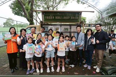 新社圖書車接棒服務新社-和平及太平地區