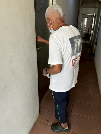 社工協助77歲的阿龍-化名-找到安心休息的家