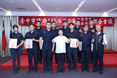 盧市長頒發-臺中市成功攔阻詐騙案件有功人員-感謝狀-1