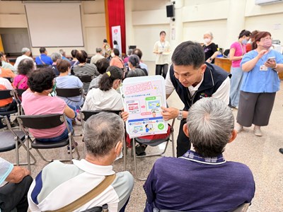 向高齡長者宣導地籍異動即時通新增健保卡申請