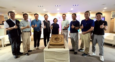 副市長賴淑惠-中-市府副秘書長張大春-左1-客委會主委江俊龍-左4-與代表團一行-6-人開心合影