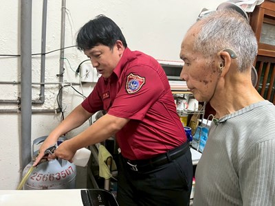 訪視民眾家中液化石油氣使用情形-並宣導瓦斯管線自主檢查及正確用氣安全觀念_0