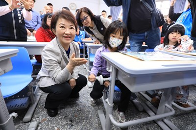 臺中市政府自籌預算投入約45億元經費推動-陪您長大計畫-分三年全面汰換臺中市國中小課桌椅
