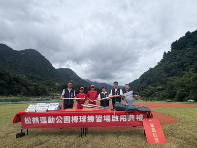 運動局游局長與教育局蔣局長代表市長致贈比賽用球棒-練習球與背包