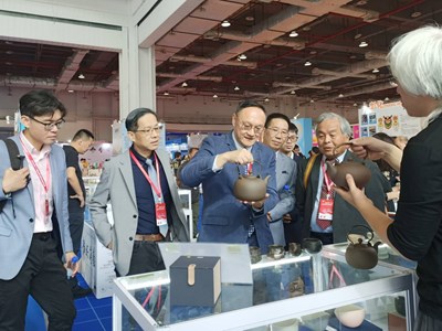 鄭照新副市長及經發局張峯源局長參觀-2026東莞台灣名品博覽會-展區