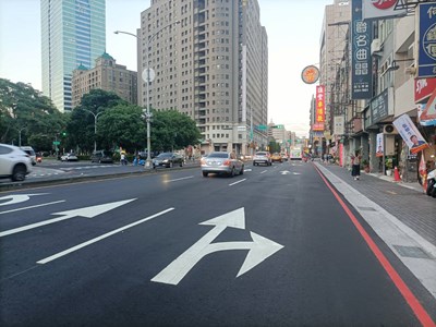 南區復興路人行道及車道重新配置後-整體路況更清晰人行設施也優化