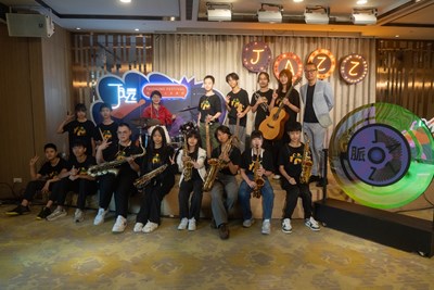 主圖-文化局長陳佳君與台中青少年爵士大樂團合照