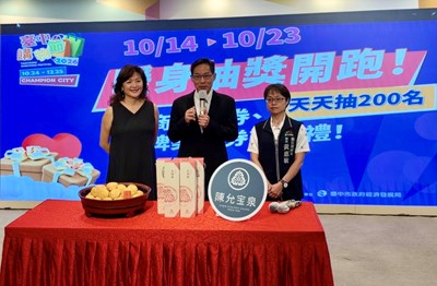 經發局長張峯源-中-數發局長黃惠敏-右-自由路商圈主委翁羿琦-左-_0_0