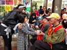 活動中老師帶領幼兒園小朋友對長輩奉茶，引導孩子重視孝道及敬老尊賢