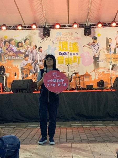 翁培真區長向民眾宣導將於暑假登場的首屆台中購物節